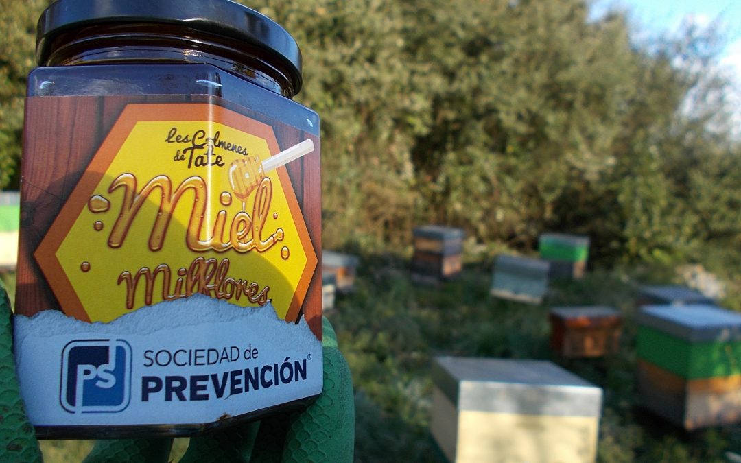 Nuestros padrinos de PS Sociedad de Prevención reciben su cosecha de miel